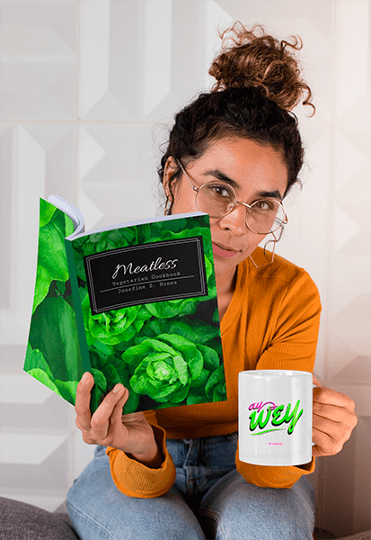 Makieta kobiety w okularach trzymającej kubek o pojemności 11 uncji i książkę