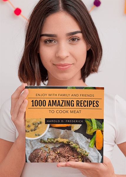 Makieta kobiety dumnie trzymającej książkę w kształcie kwadratu