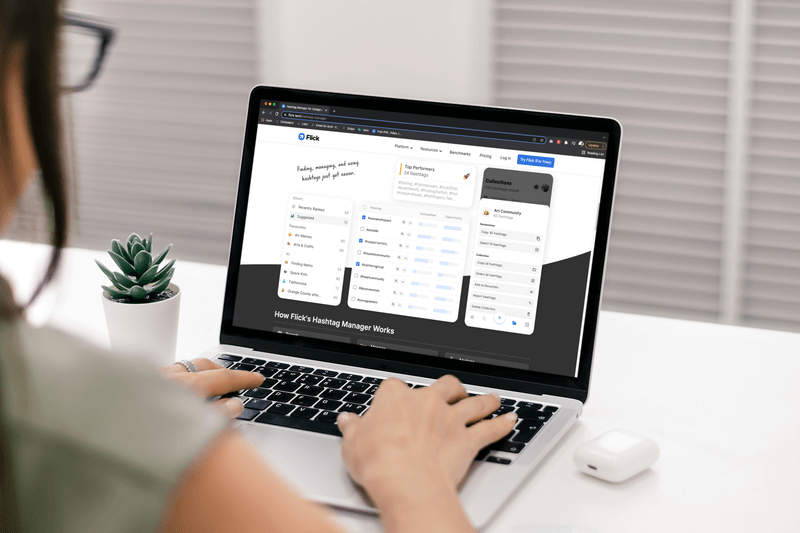 Macbook Mockup z narzędziem Instagram Hashtag