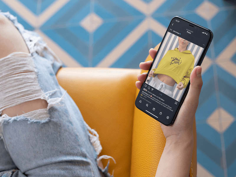 Makieta iPhone'a z postem z odzieżą na Instagramie