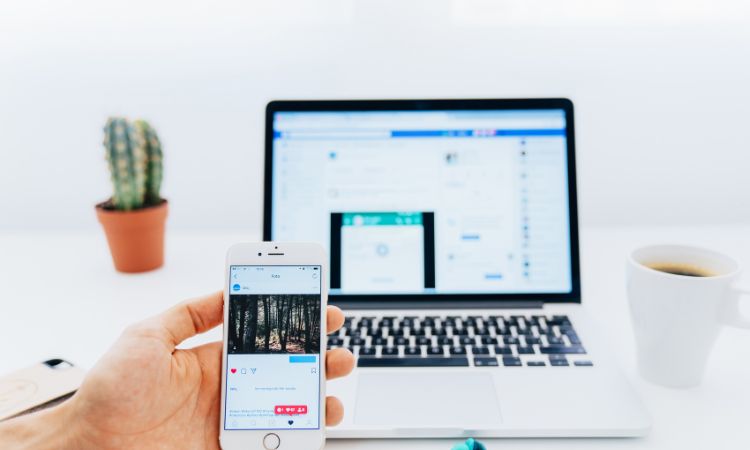 tampilan komputer yang mengelola platform iklan