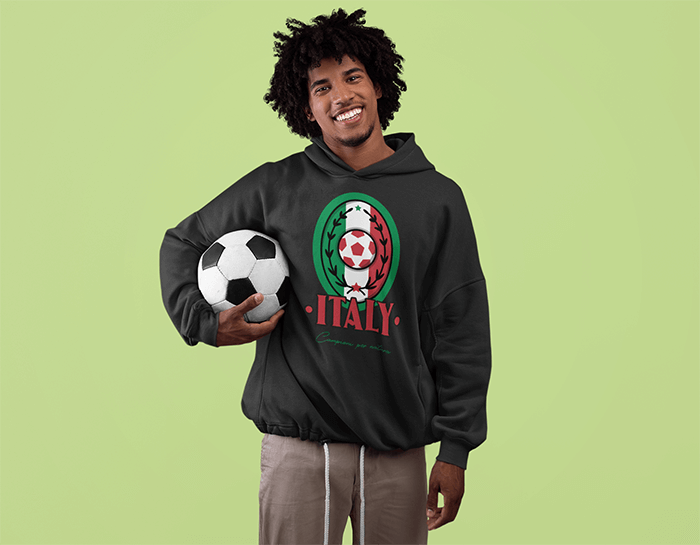 Bir Futbol Topu Tutan Afro Saç Modeli Olan Gülümseyen Bir Adamın Kazak Hoodie Mockup