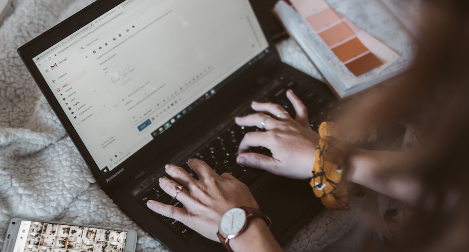 ผู้หญิงกำลังส่งอีเมล