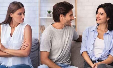 10 Tanda Dia Mencoba Membuatku Cemburu