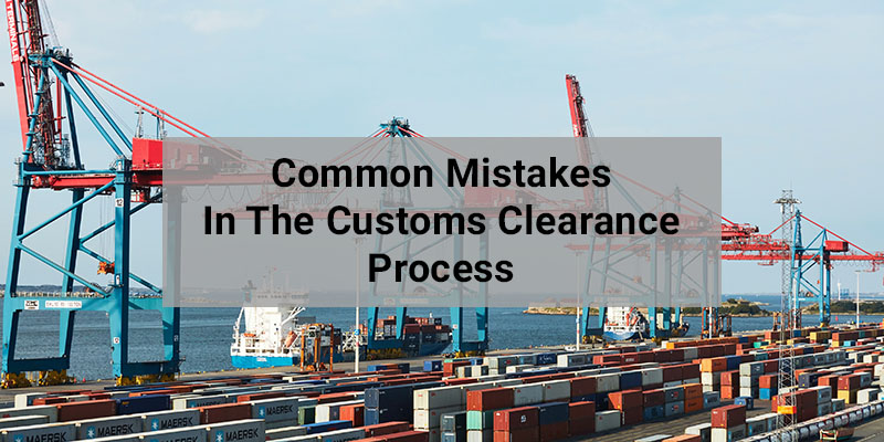 背景に 2 つのドッキングされた貨物船と海の港に座っている輸送コンテナー