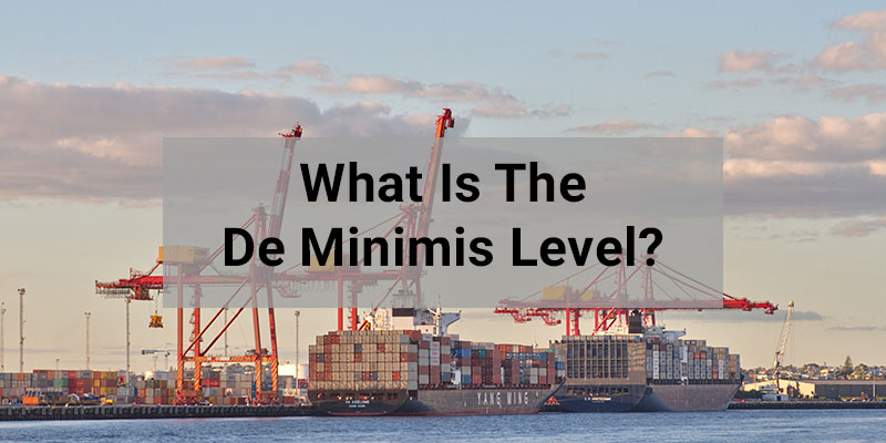 港に停泊する輸送用コンテナを積んだ 2 つの大型貨物船