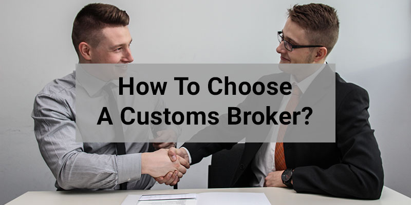 テーブルに座って握手するスーツ姿の 2 人の男性