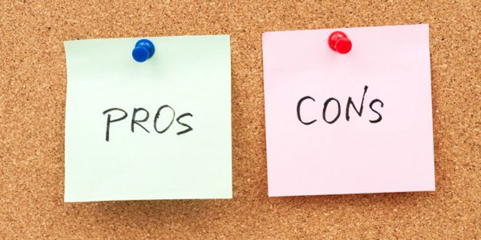 緑とピンクの付箋が掲示板に固定され、長所と短所という言葉が書かれています