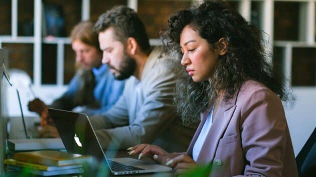 Negócios-Empresa-Corporativo-Cowork-Desk-Desenvolver-Funcionário-Escritório-Equipe