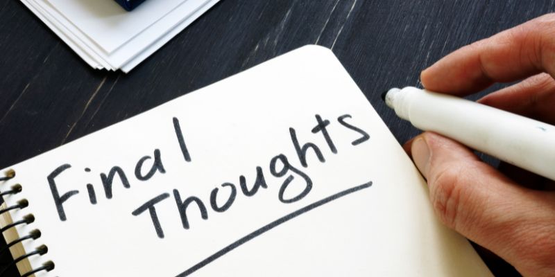 человек пишет в блокноте маркером