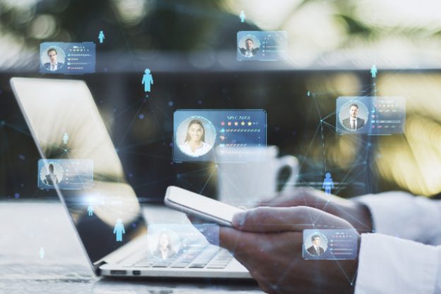 Рассмотрите возможность использования цифровой визитной карточки