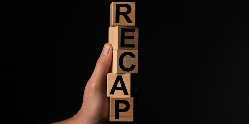 Holzklötze, die das Wort rekapitulieren