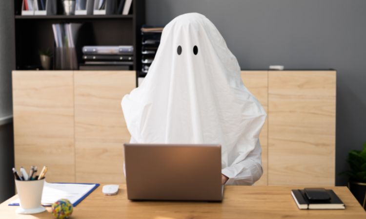 كتابة الأشباح على مكتب