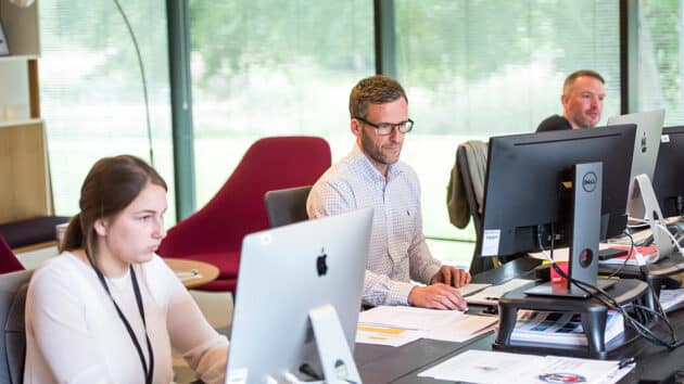 bureau-travail-bureau-équipe-développement-gestion