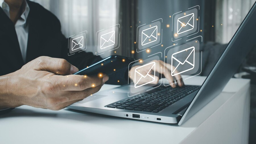 Wie-man-eine-kostenlose-E-Mail-Marketing-Plattform auswählt