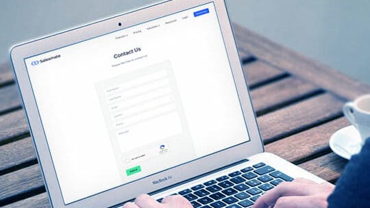 contacto-formulario-CRM-internet-escritorio-laptop-trabajo