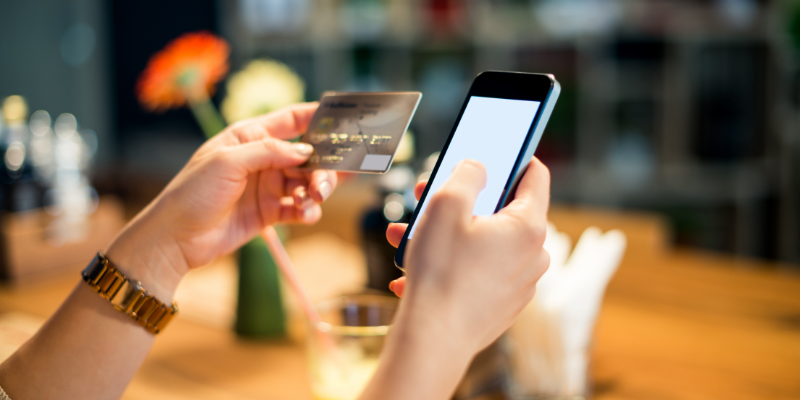 cliente-comprando-un-artículo