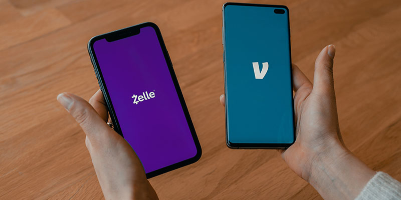 Persona con dos teléfonos inteligentes Android