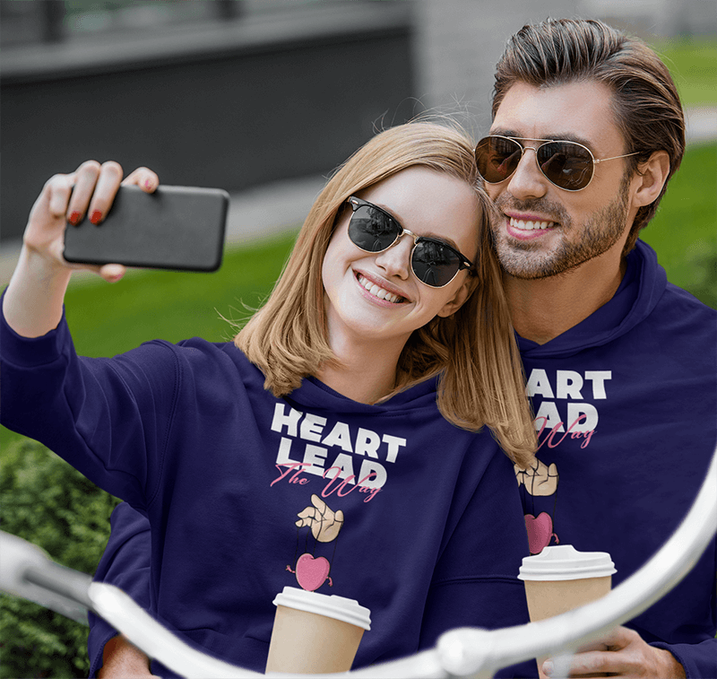 هودي نموذج بالحجم الطبيعي يتميز بزوجين سعداء يلتقطان صورة سيلفي