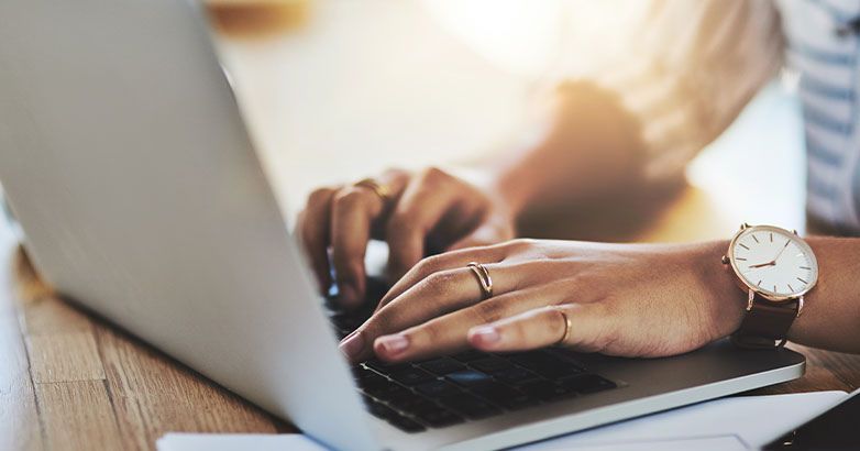 Yerel SEO ipuçları, Google İşletme Profilinizi, yerel girişlerinizi optimize etmeyi ve çevrimiçi incelemeleri yönetmeyi içerir.