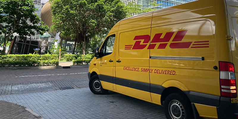Furgone DHL parcheggiato vicino a un centro commerciale