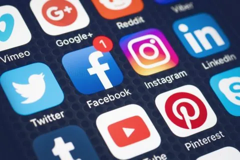 logotipos de aplicativos de mídia social na tela do telefone