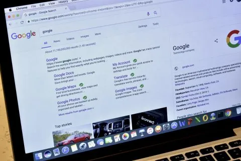 wyniki wyszukiwania google dla „google” na ekranie laptopa