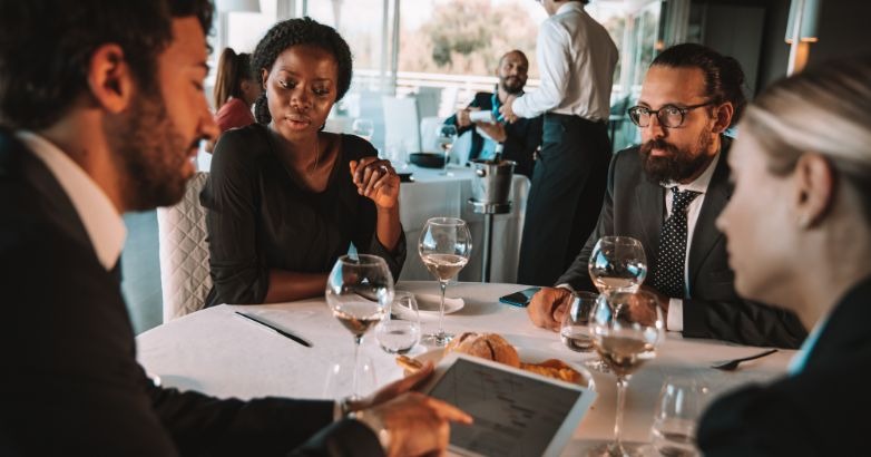 Unternehmensstrategen, die die Gemeinsamkeiten von Luxusmarken finden.