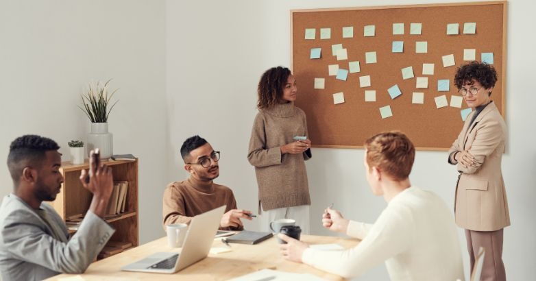 Business-Strategen stellen Ideen für die Namensgebung einer Luxusmarke vor.