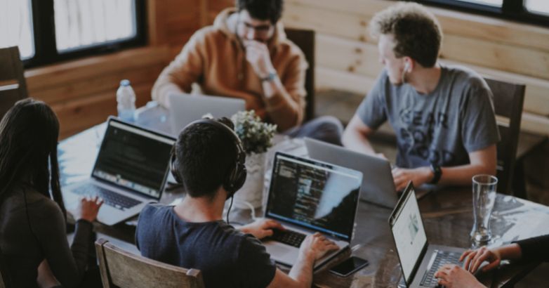 專業營銷人員正在研究有效 SEO 管理流程的 10 個步驟