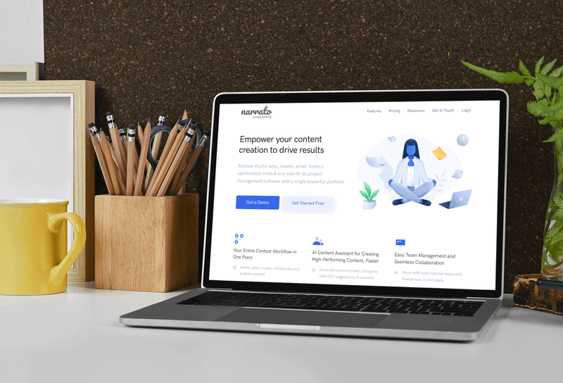 Mockup con un Macbook Pro posizionato sulla scrivania di un insegnante