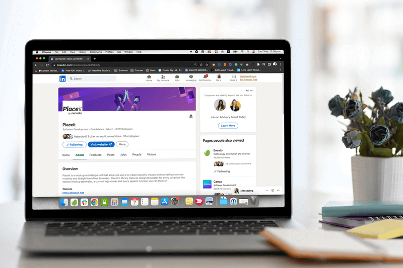 Mockup Di Un Macbook Air Posizionato Su Una Scrivania