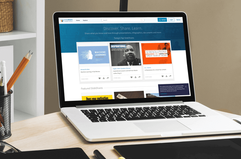 Mockup Di Un Macbook Collocato Su Una Scrivania Di Graphic Designer