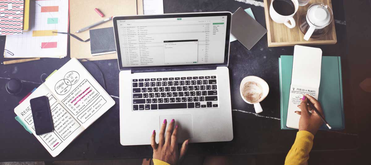 dizüstü bilgisayarda yazı yazmak ve not almak