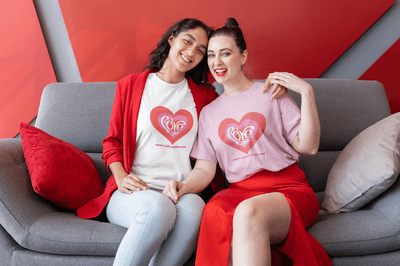 バレンタインを祝う Lgbt カップルの T シャツ モックアップ