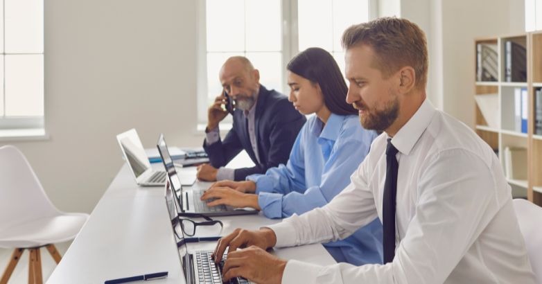 أعضاء وكالة تسويق عبر وسائل التواصل الاجتماعي في العمل.