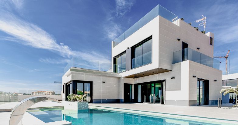 La marca de bienes raíces de lujo es el proceso de crear una impresión de prestigio y exclusividad, tanto con respecto a los tipos de propiedades de lujo como a la clientela que representa.