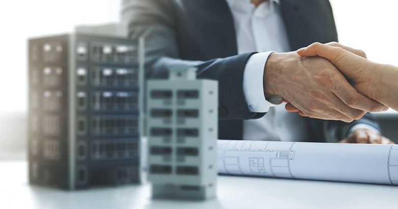 Un vendedor le muestra a un agente de bienes raíces las 6 etapas para mejorar sus estrategias de marca.