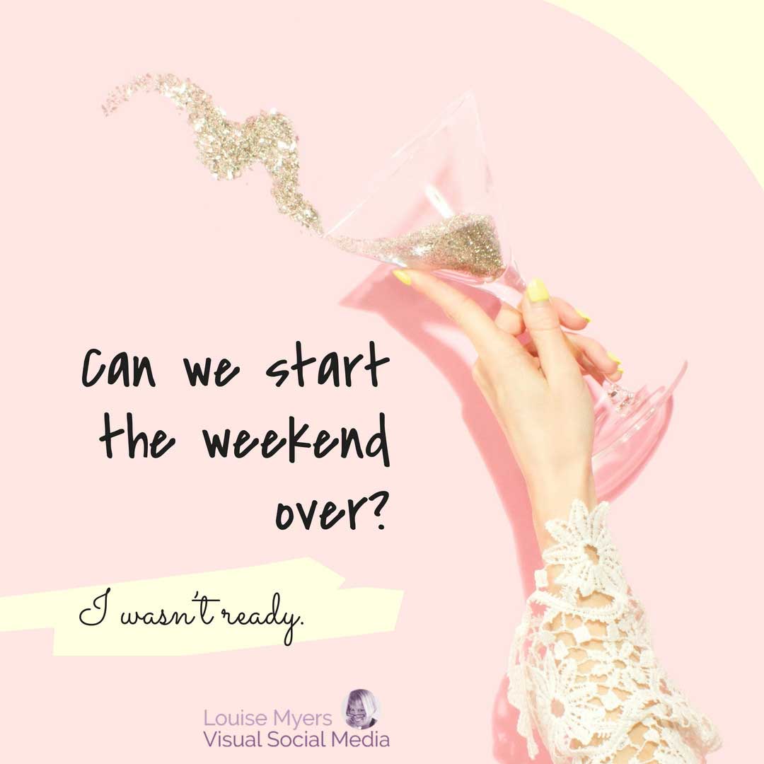 女人的手拿著閃閃發光的香檳杯,星期天說,我們可以重新開始週末嗎?