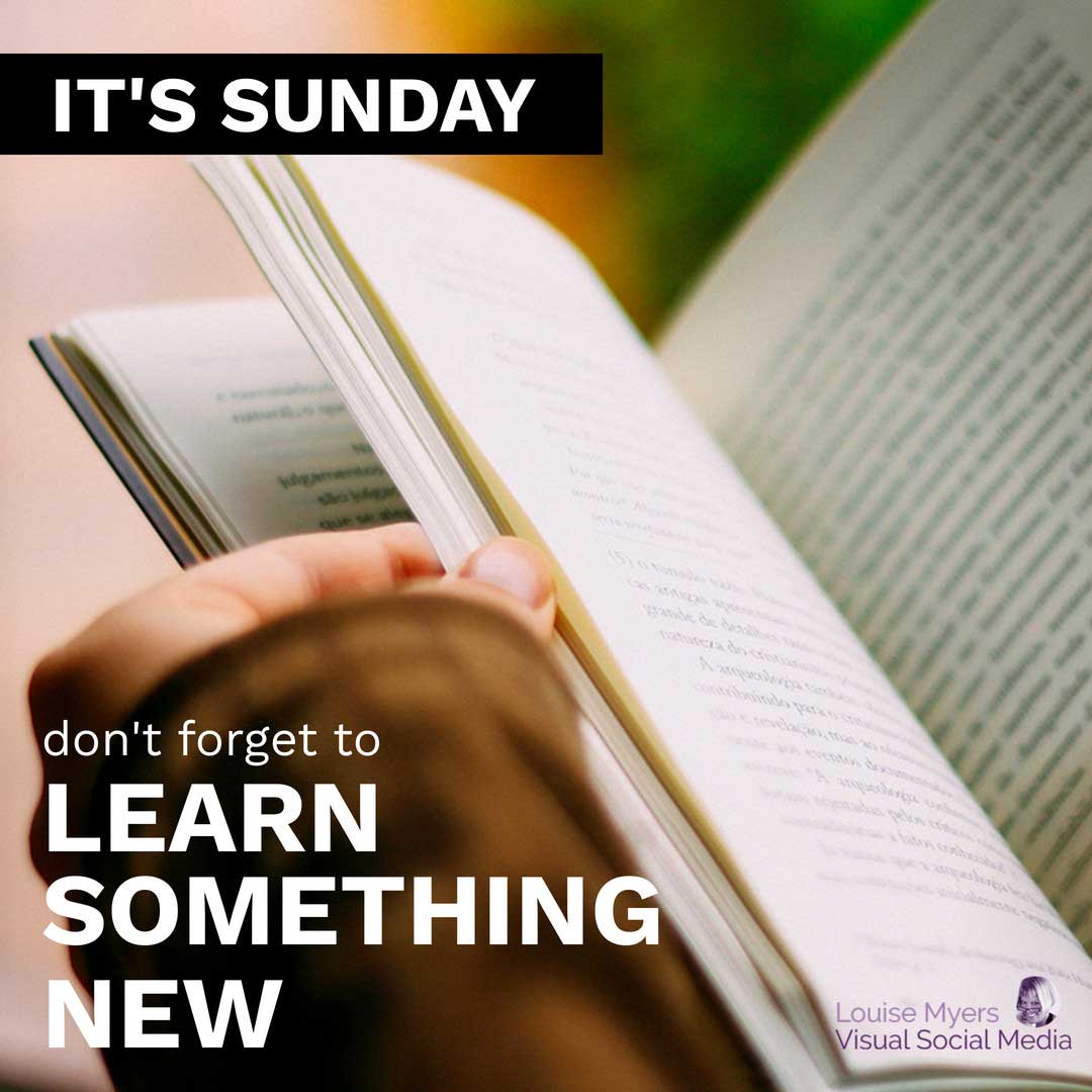 手拿著書的特寫說今天是星期天,學點新東西。