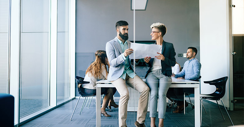 باختصار ، العلامة التجارية هي من أنت ، والتسويق هو كيفية بناء الوعي.