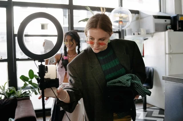 De la TikTok la faima mainstream: poveștile de succes ale influențelor TikTok