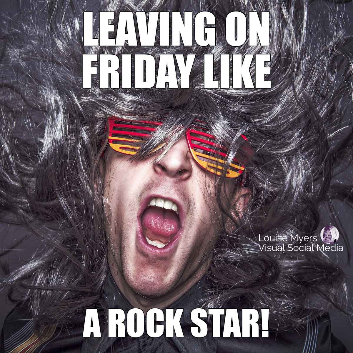 ผู้ชายใส่แว่นบ้าๆ ผมยาวพูดว่า Leave on Friday like a rock star!