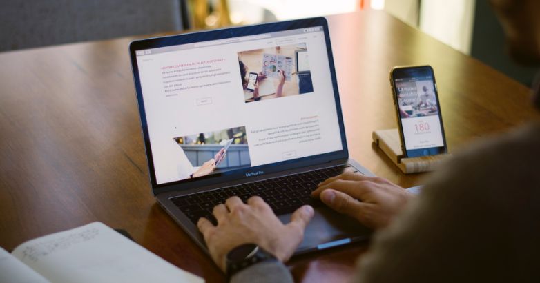 Un site Web adapté aux mobiles est conçu pour fonctionner exactement de la même manière sur tous les appareils.