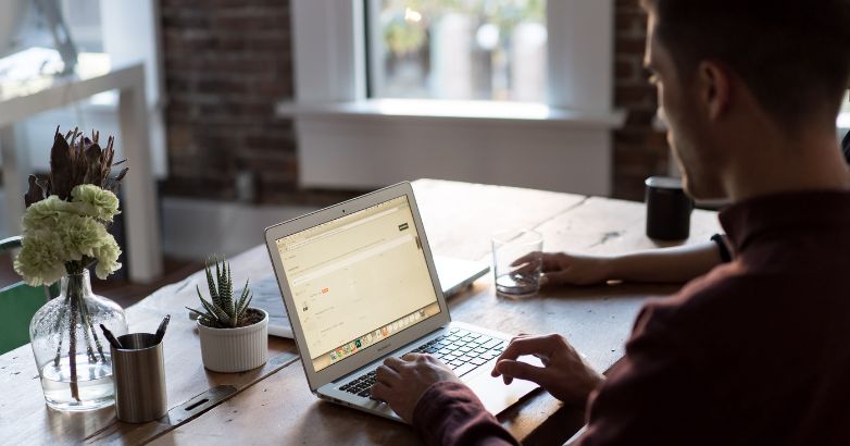 Le référencement technique fait référence aux optimisations de sites Web et de serveurs qui aident les robots des moteurs de recherche à explorer et à indexer votre site plus efficacement.