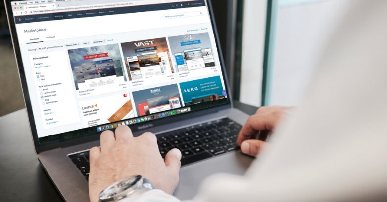 التجارة الإلكترونية هي نشاط شراء أو بيع المنتجات إلكترونيًا على الخدمات عبر الإنترنت أو عبر الإنترنت.