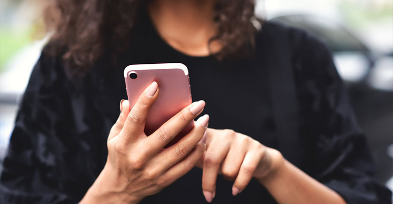 بفضل تركيزها المرئي وقاعدة المستخدمين الكبيرة ، توفر أي وسائط اجتماعية لشركات المجوهرات فرصة لعرض منتجاتها والتواصل مع العملاء المحتملين بطريقة جذابة للغاية ومؤثرة.