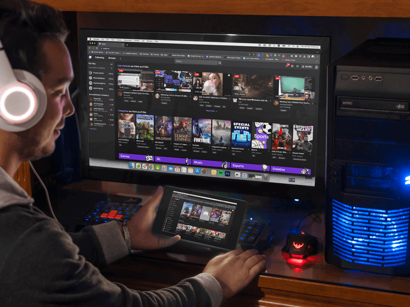 Tablet- und Desktop-PC-Mockup-Vorlage im Gamer Room