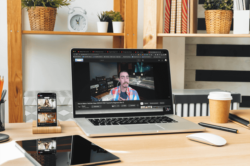 Bir Ofis Masasına Yerleştirilmiş Bir Macbook Ve Iphone 13 Maketi