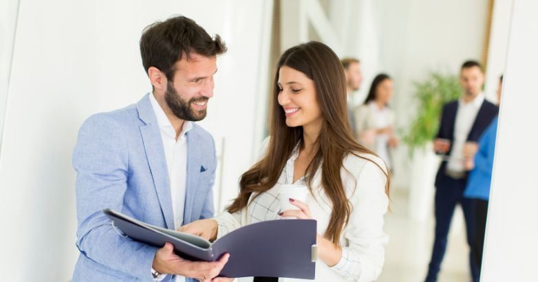 Os especialistas em marketing estão estudando 8 maneiras internas de obter alguma geração de leads de vendas b2b.